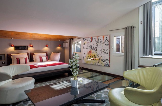 7 bedroom townhome in brilliant Paris with AC, fitness room, WiFi, Art