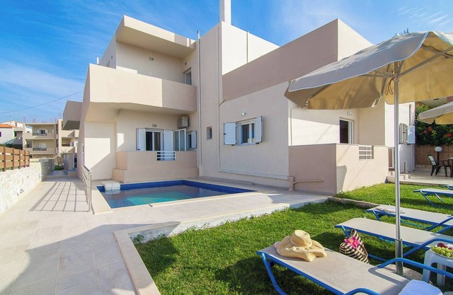 ¡Villa de 7 dormitorios con piscina, a 700 metros de la playa, restaurantes y supermercados!