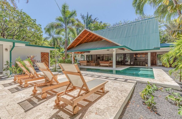 Villa Sonita: Villa de 5 dormitorios con camino privado a Playa Guiones!