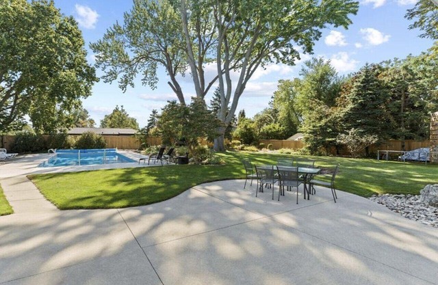 7 Bedrooms, 5.5 Baths, Salt water pool, Hot Tub, Beach