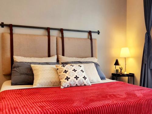 7 BGC Spacious Cozy Suite across Mitsukoshi & Uptown Mall with FREE PARKING and Fast Internet for Work and Vacation