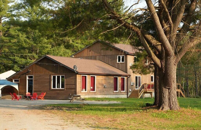 #7 Lodge Room (1 King Bed)
