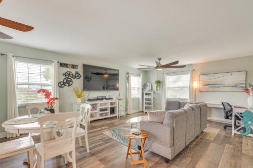 7 Mi PCB Beaches, Bays and Sunsets Getaway with Patio