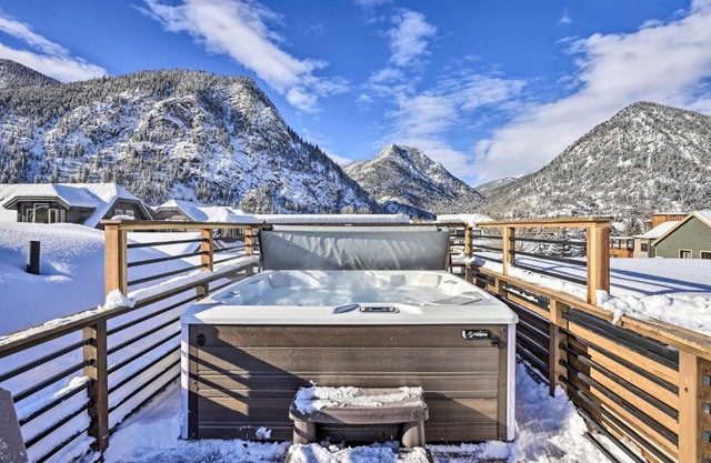 7 Mi to Copper Mountain Frisco Retreat with Hot Tub