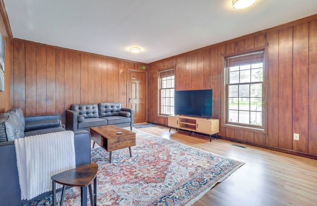 7 Mi to Downtown Toledo: Cozy Apartment