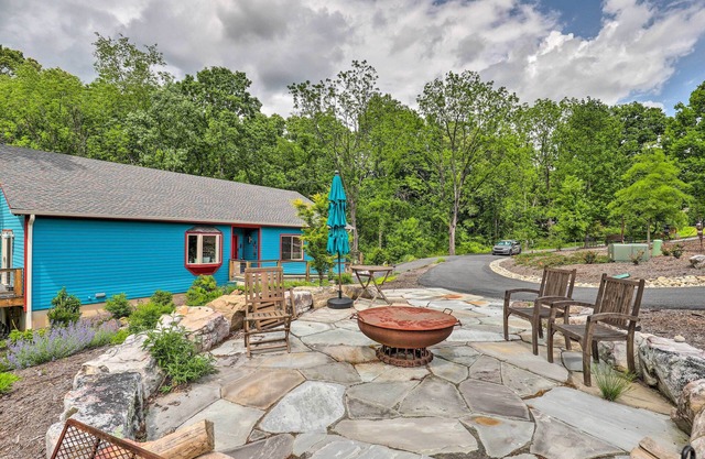 7 Mi to Dtwn Asheville: Apartment w/ Patio