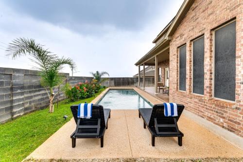 7 Mi to Lake Casa Blanca Laredo Family Home!