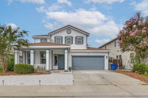 7 Mi to Lake Yosemite Family Home with Fenced Yard