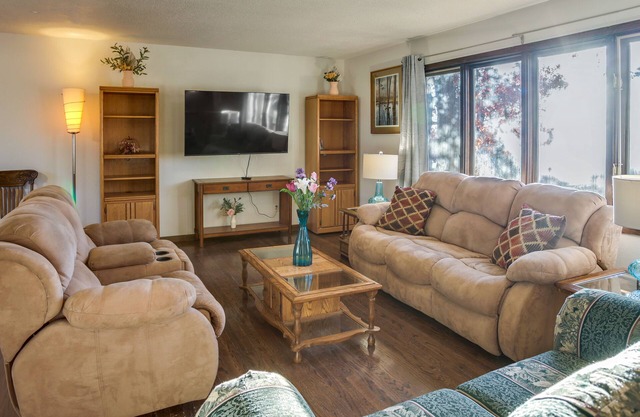 7 Mi to Munsinger Gardens: Sartell Home w/ Deck