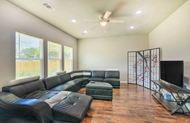 7 Mi to Ocean: Family-Friendly Texas City Home!