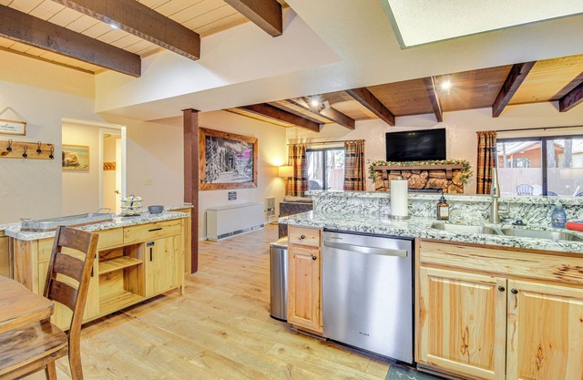 7 Mi to Rainbow Lake: Pinetop Condo w/ Patio!