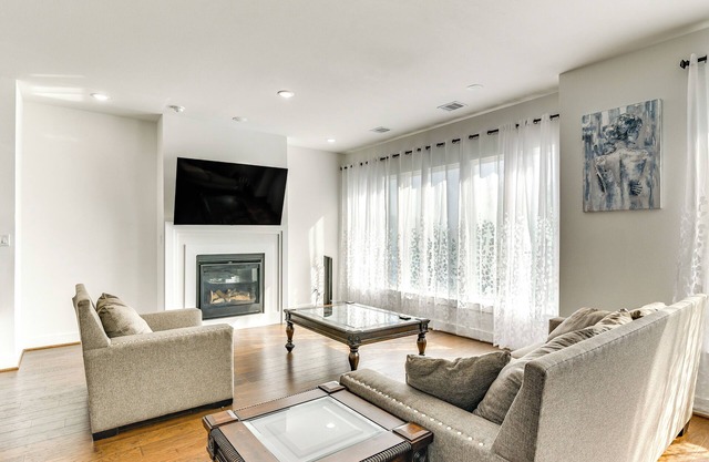 7 Mi to The Galleria: Modern Home w/ Fenced Yard