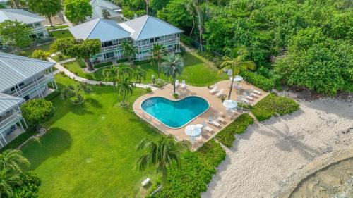 7 Mile Beach, 2BR Ground Floor Oceanfront Condo with Pool and large Patio, Sleeps 6