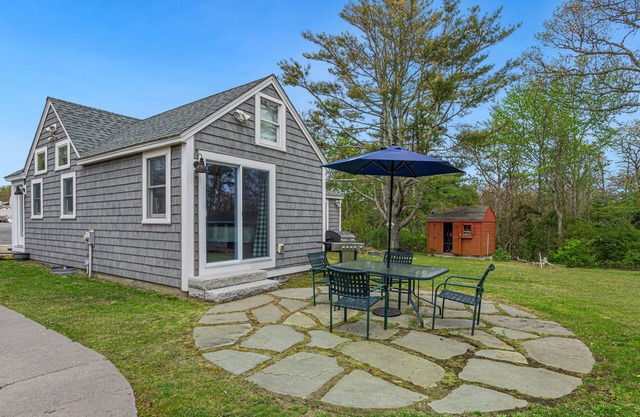 7 Min-Drive to Beach: Cozy Cottage & Yard