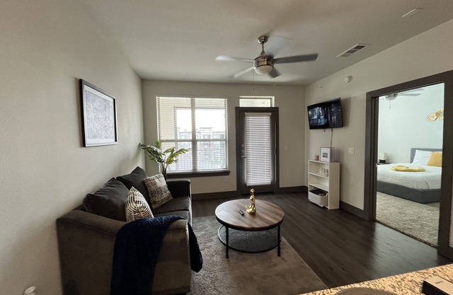 Your Chic Retreat Near Bush Airport with Free Parking