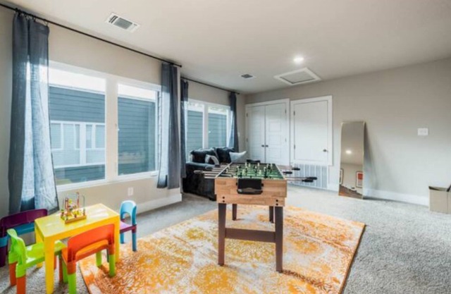 7 min to Riverwalk-3 Full Baths-Game Room