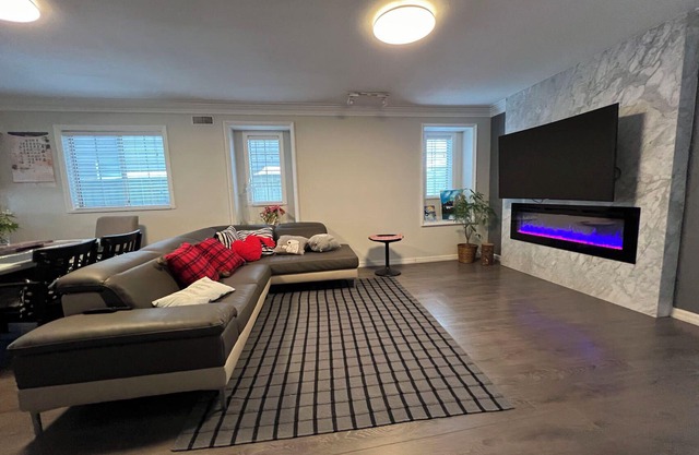 7 min to YVR,Vancouver airport,Richmond Grace room,Free parking,1 min to bus