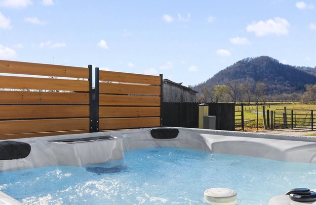 7 mins RRG | Hot Tub & Pool Table | Nada Tunnel