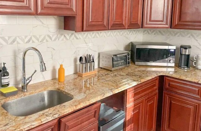 7 Minutes to Center City Philadelphia! Entire Apartment!