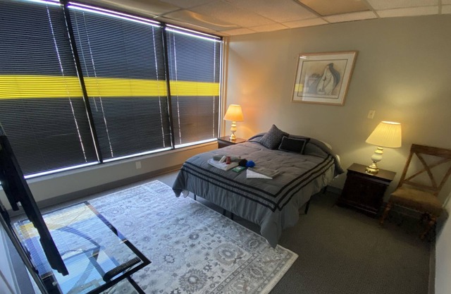 #7 Private bedroom near Downtown Anchorage