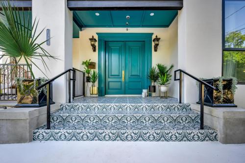 7 Private Suites Sleeps 25 Walkable to SXSW
