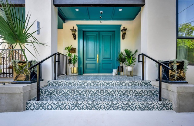 7 Private Suites, Sleeps 25, Close to UT Stadium!