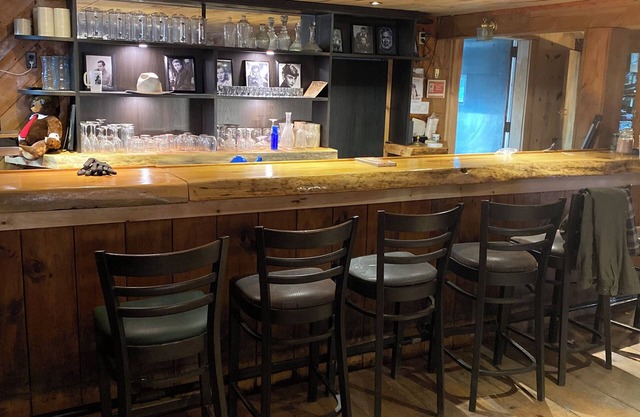7 Rooms in Historic Lodge with Bistro and Cocktails. Over 21 Property.