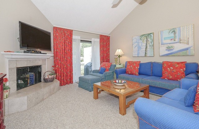 7 Turtle Lane Club ~ Single Story 3BR Townhome, 2 Minute Walk to Beach!