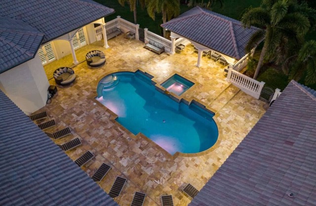 7000sf Mansion/Gameroom/Theater/Heated Pool