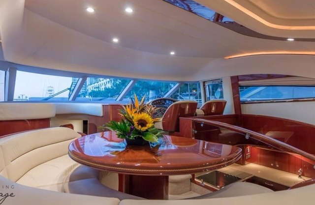 Yate Ultra Lujo 70FT