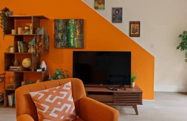 70s Chic - Retro Kits loft steps from the beach!