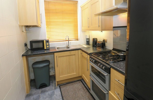 72 CROMPTON STREET, family friendly in Oldham, Greater Manchester