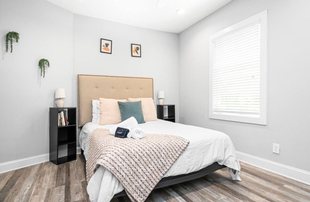 724B · The Blue Bungalow- Minutes to Downtown & Airport!