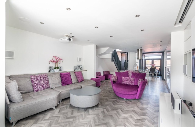 73 East Parade, Cherry Tree Apt · Modern 3-bed Duplex Apt in York with 75 inch TV I Pass The Keys