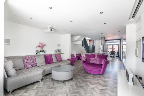 73 East Parade, Cherry Tree Apt Modern 3-bed Duplex Apt in York with 75 inch TV I Pass The Keys