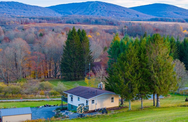 77 in Canaan. Big views. Night skies. Quiet comfort. Dogs, EV, kids13+ welcome.