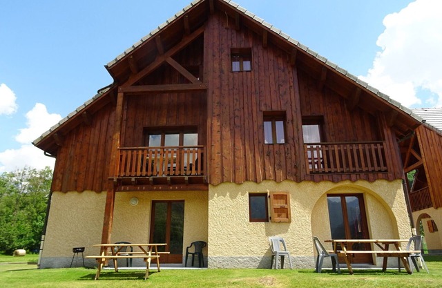 Apartamento de 77m2, 7/9 personas en chalet, 3 habitaciones, piscina, jacuzzi.