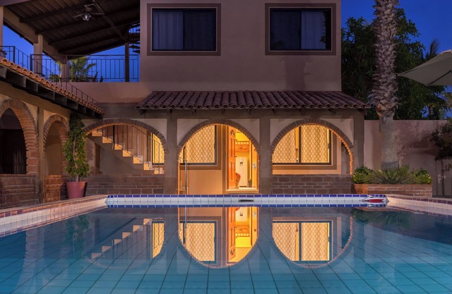 7bdrm boutique hotel with AC, WiFi , heated pool convenient location.