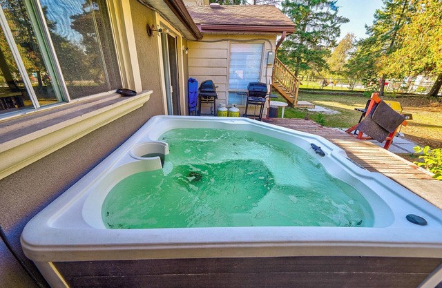 7bedroom cottage for rent in fenelon falls,hotub
