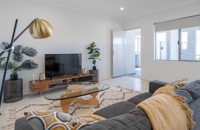 7th Heaven in Cloverdale 2BR2BA +Parking