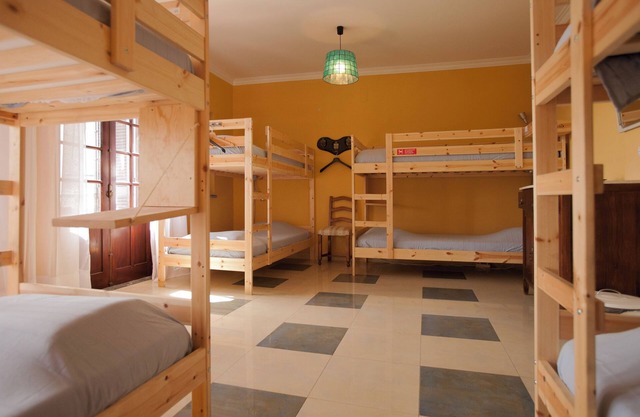 Cama de 8 camas: Chill Hill Hostel & Private Rooms - Peach Garden (RNAL Nº 7624 / AL)