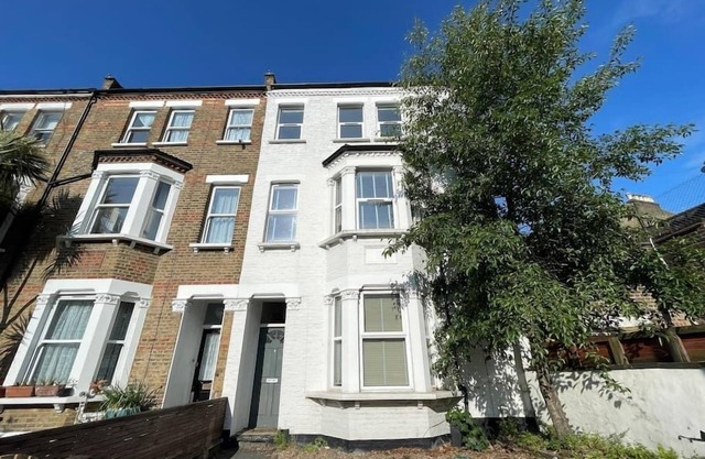 Spacious & Vibrant Townhouse | 2 Baths | Near Trains & Westfield | Sleeps Groups