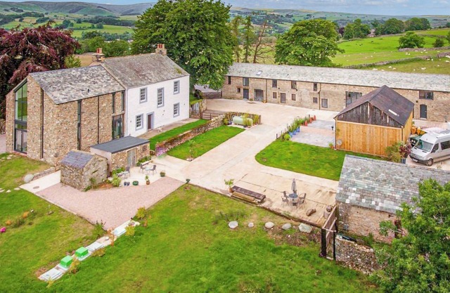 8 bedroom accommodation in Bampton Grange, near Great Strickland