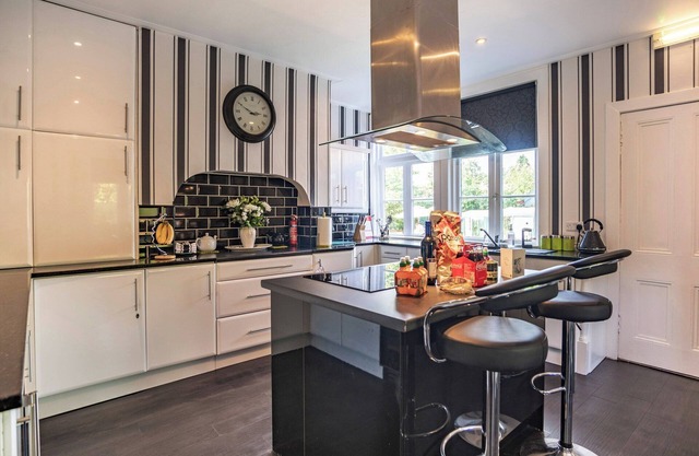 8 bedroom accommodation in Gordon, near Kelso