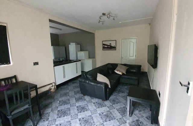 8 Bedroom Large House