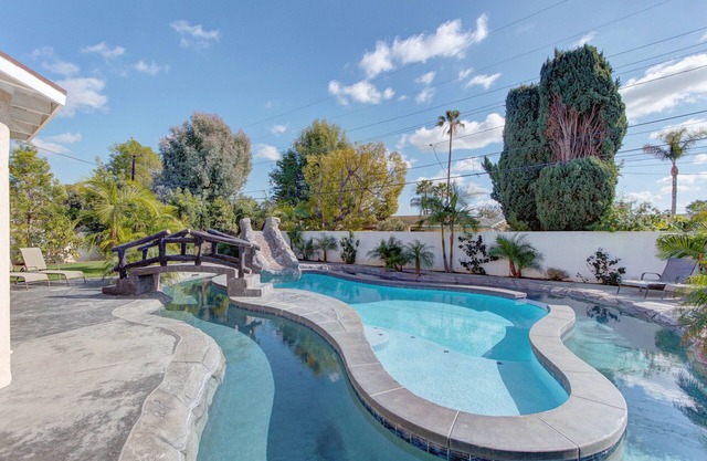 ¡Piscina de 8 habitaciones, río lento y tobogán acuático cerca de Disneyland! OASIS PRIVADO!