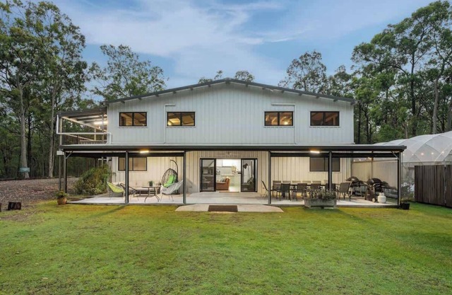 8 bedrooms 4 bath for 20+ near Mt Cotton