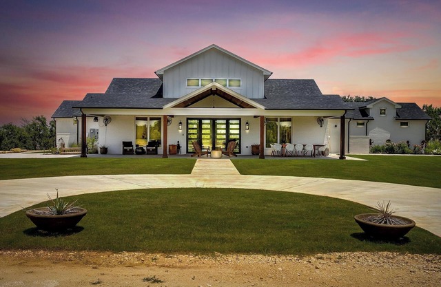 8 bedrooms Ranch, Pool, Giant Hot Tub, Fishing, Fire Pits and Hiking trails