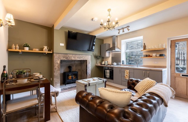 8 BOOTH COURT, pet friendly, character holiday cottage in Glossop