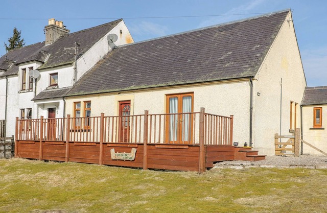 8 DISTILLERY COTTAGE, pet friendly, with a garden in Dalwhinnie